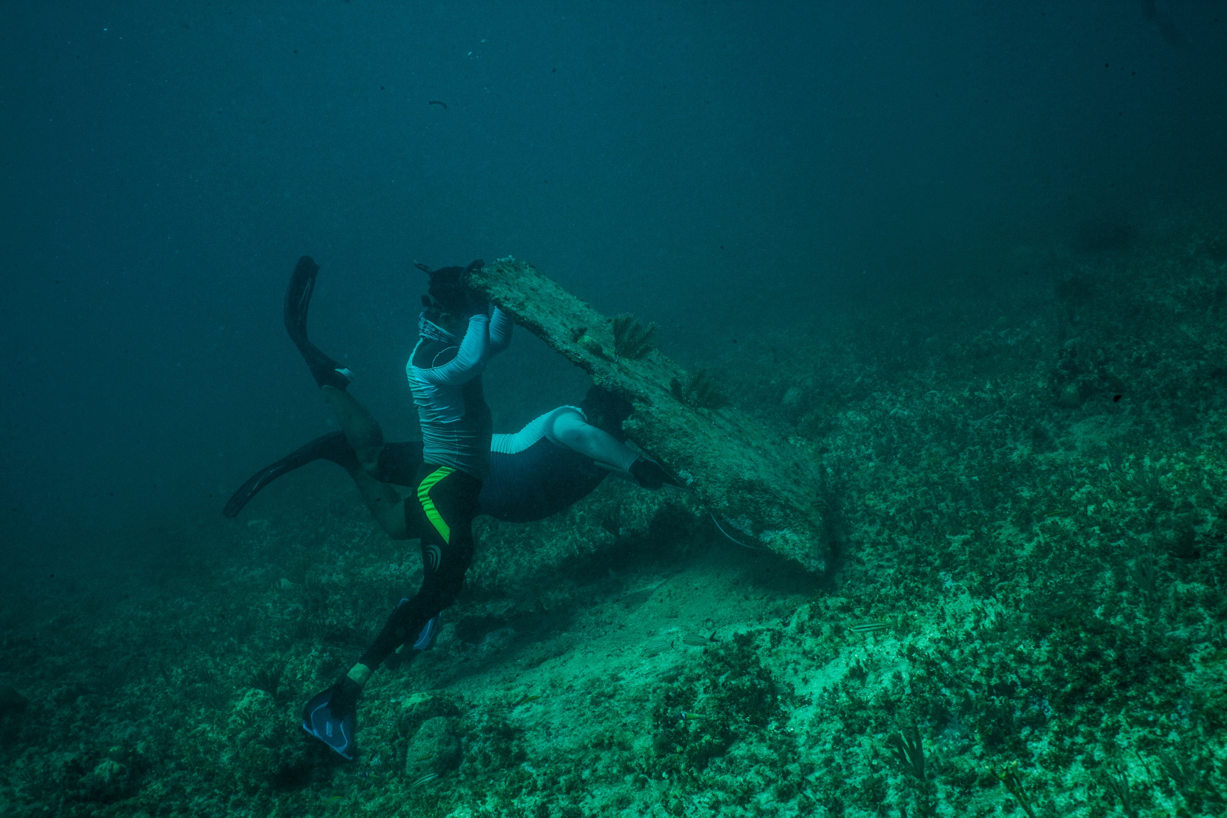 Ricardo Pérez Mendoza lifts a casita as Magdiel Naal scoops up lobsters with a net. Photograph by Dominic Bracco II
