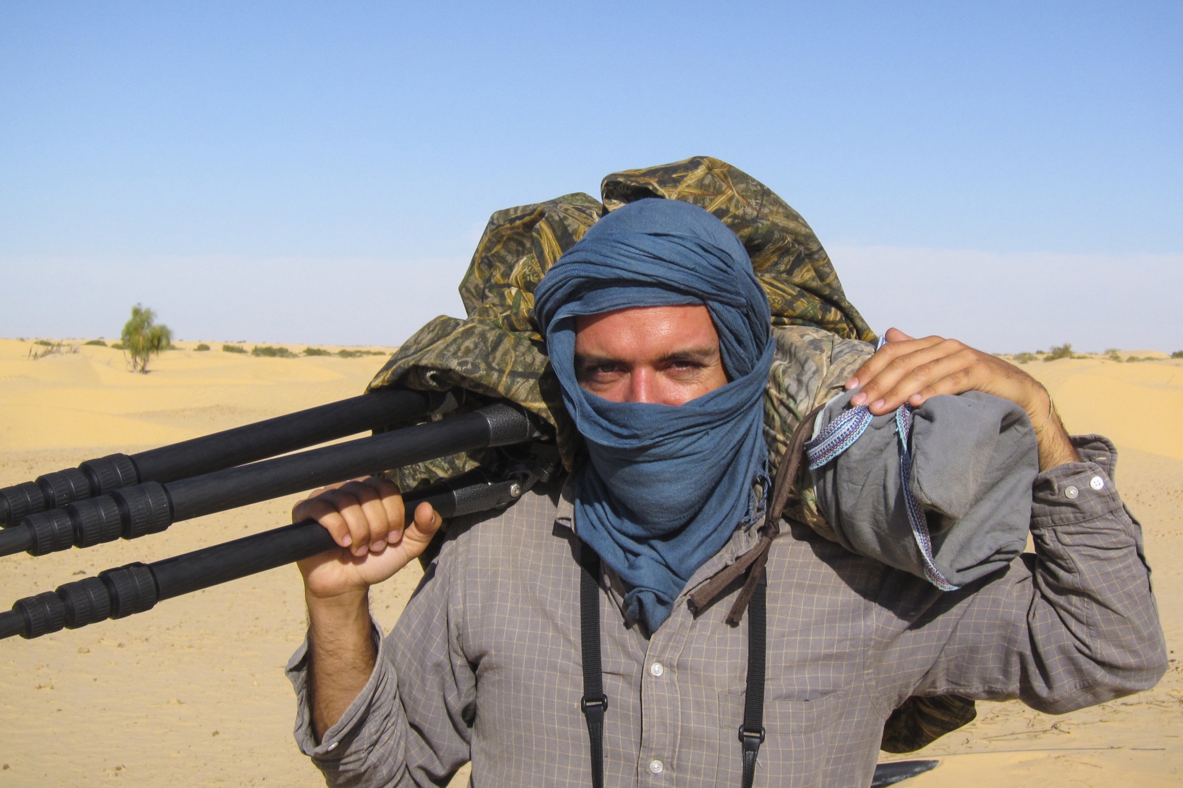 To protect his camera gear from the sand while working in the Tunisian Sahara, D’Amicis relied on damp towels and multiple layers of Ziplock bags.