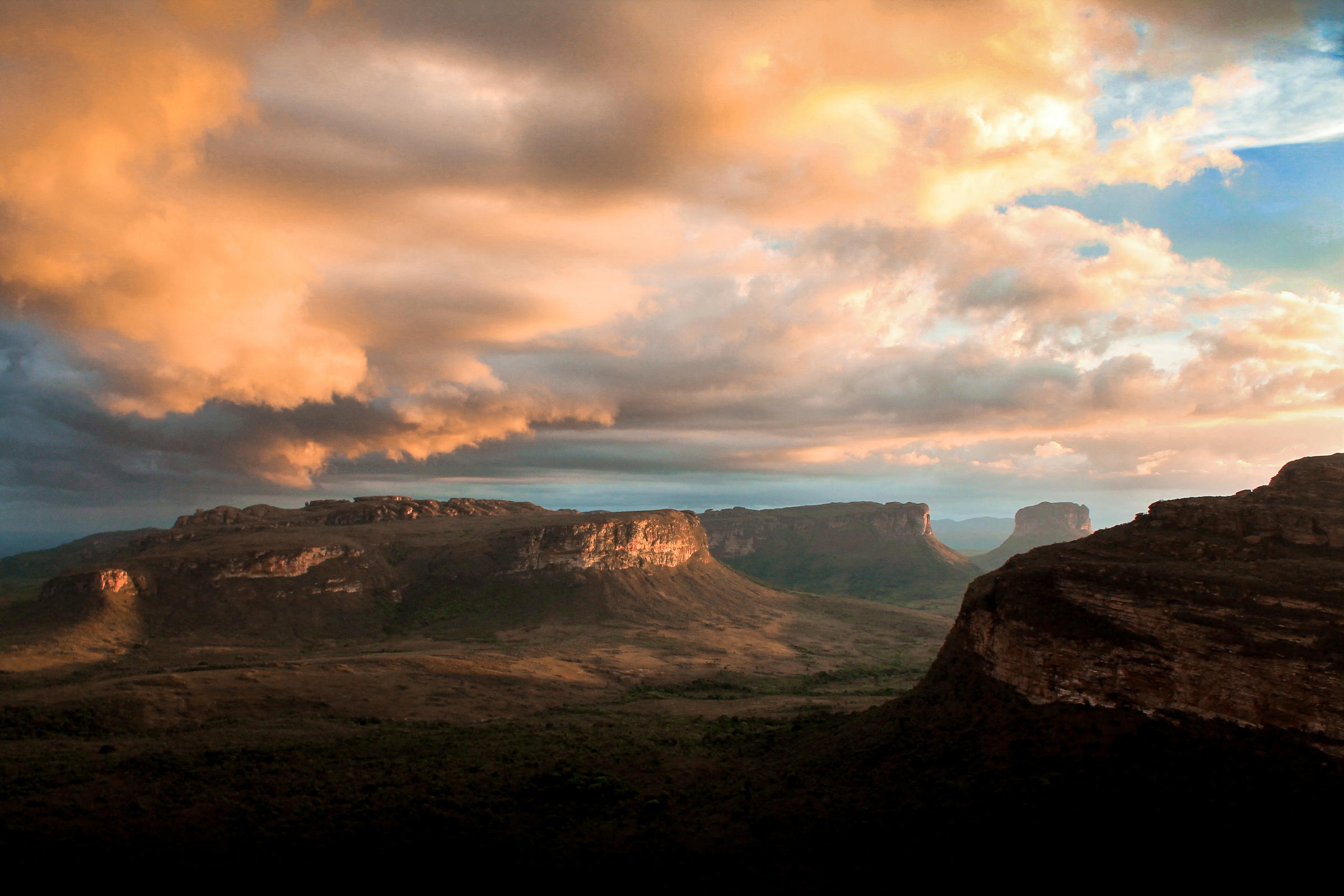 As evening approached in Morro do Pai Inácio, Chapada Diamantina, in the extreme north of Espinhaço Mountain Range, Bahia state, an unexpected light in the last minutes of a hazy day created this spectacular sunset.