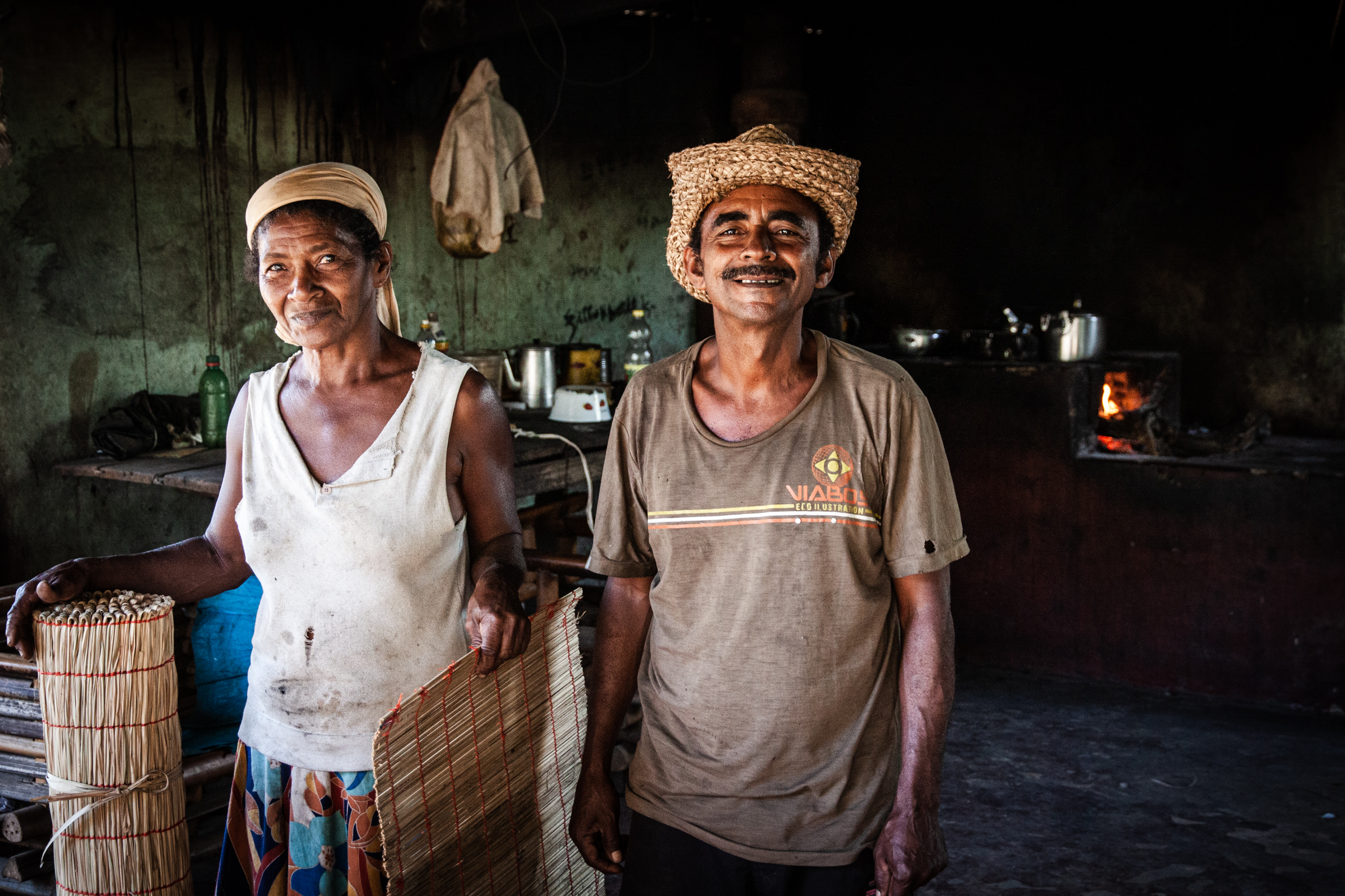 Rupestrian lives: the author's hope for the Campo Rupestre and the people who have made a life here, fighting daily for their survival, their culture, their rights, their visibility and their land. They know more than anyone, he writes, how life can arise from the rocks. Here, a peasant couple (Mr. Roso and Mrs. Maria) display their products made from grasses collected in the Campos Rupestres.