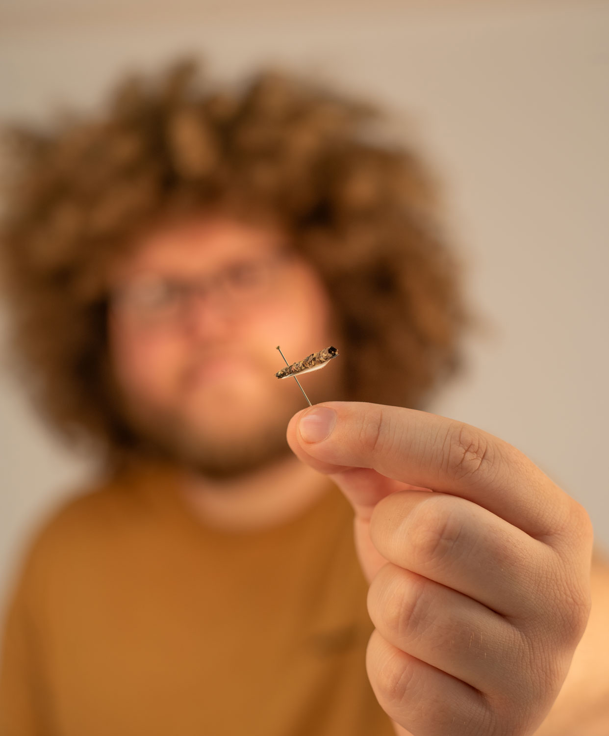 Auke-Florian Hiemstra holding a caddisfly larva casing